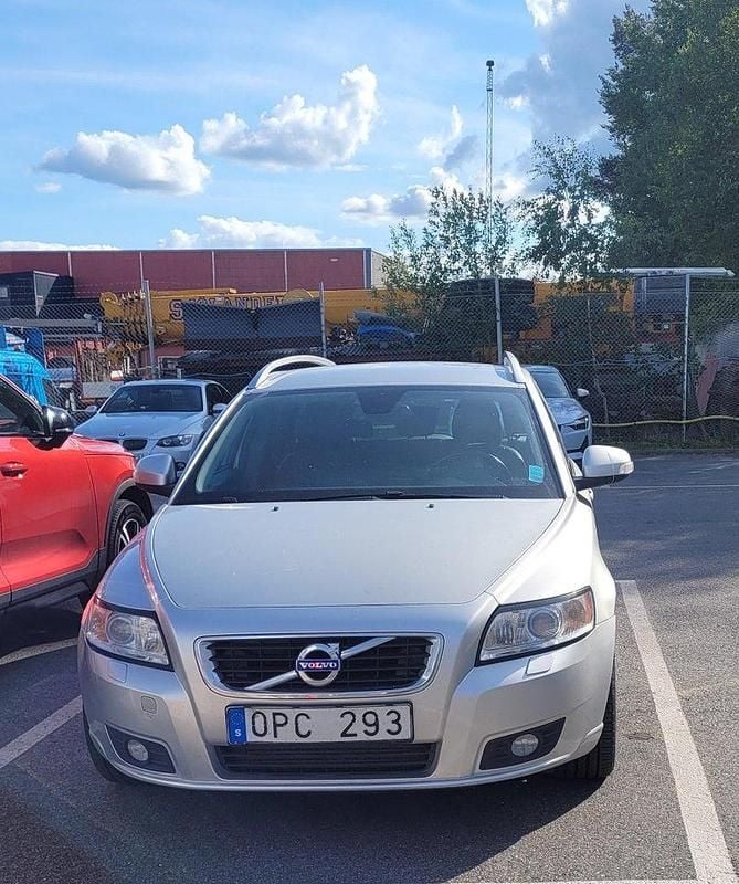 Grå Begagnad 2012 Volvo V50 Momentum Kombi | 38 000 kr (Bra pris) - Bild 1/4