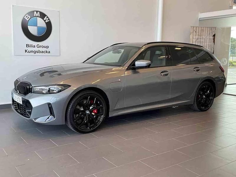 Grå Begagnad 2024 BMW 330e M Sport Kombi | 619 900 kr - Bild 1/1