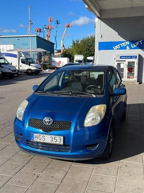 Blå Begagnad 2006 Toyota Yaris Halvkombi | 39 000 kr (Marknadspris) - Bild 1/4