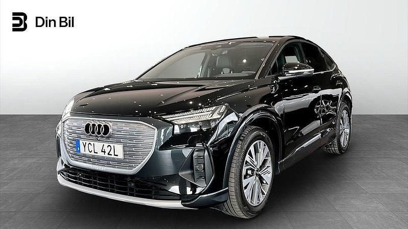 Mytsvart metallic Begagnad 2023 Audi Q4 Sportback e-tron Proline SUV | 489 000 kr (Marknadspris) - Bild 1/4