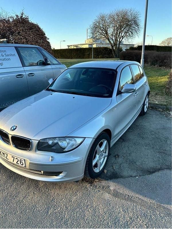 Grå Begagnad 2011 BMW 116 Comfort Edition Halvkombi | 55 000 kr (Superpris) - Bild 1/4