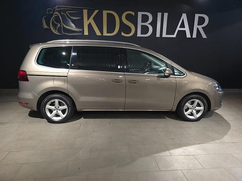 Begagnad VW Sharan 150 HK (110 kW) 2015 Ljusbrun Minibuss