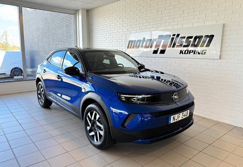 Blå (grå) Ny 2025 Opel Mokka SUV | 306 800 kr (Marknadspris) - Bild 1/4