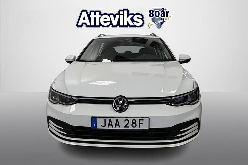 Vit Begagnad 2022 VW Golf VIII Life Kombi | 259 900 kr (Marknadspris) - Bild 1/4