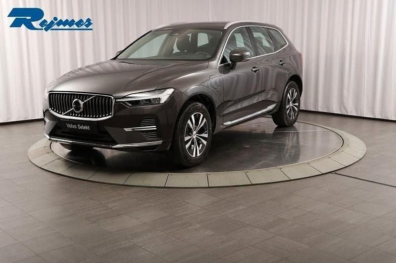 Platinum grey metallic Begagnad 2025 Volvo XC60 Core SUV | 499 900 kr (Bra pris) - Bild 1/4