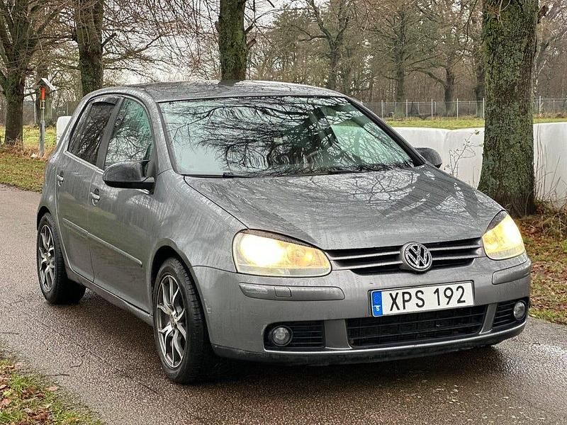 Mörkgrå Begagnad 2005 VW Golf IV Sportline Halvkombi | 44 990 kr - Bild 1/4