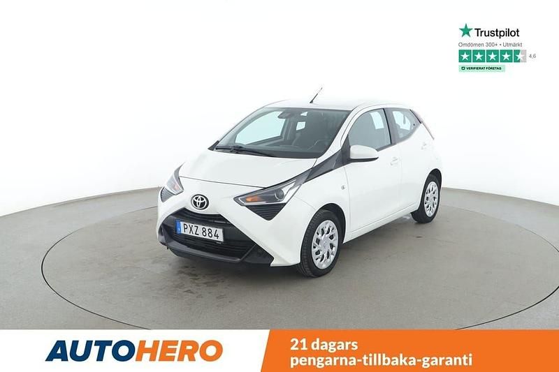 Vit Begagnad 2018 Toyota Aygo Halvkombi | 133 000 kr (Marknadspris) - Bild 1/4