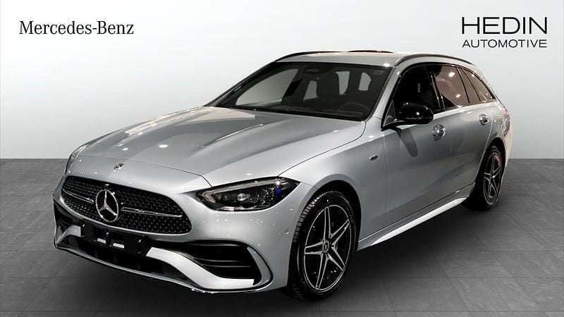 Svart Ny 2025 Mercedes C300 SUV | 643 600 kr - Bild 1/4