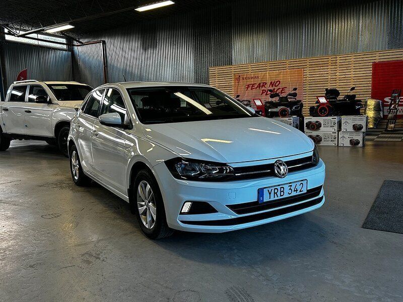 Vit Begagnad 2018 VW Polo Halvkombi | 135 900 kr (Marknadspris) - Bild 1/4