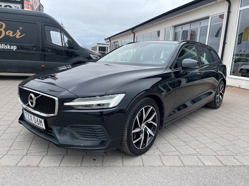 Svart Begagnad 2020 Volvo V60 Momentum Kombi | 279 000 kr (Marknadspris) - Bild 1/4