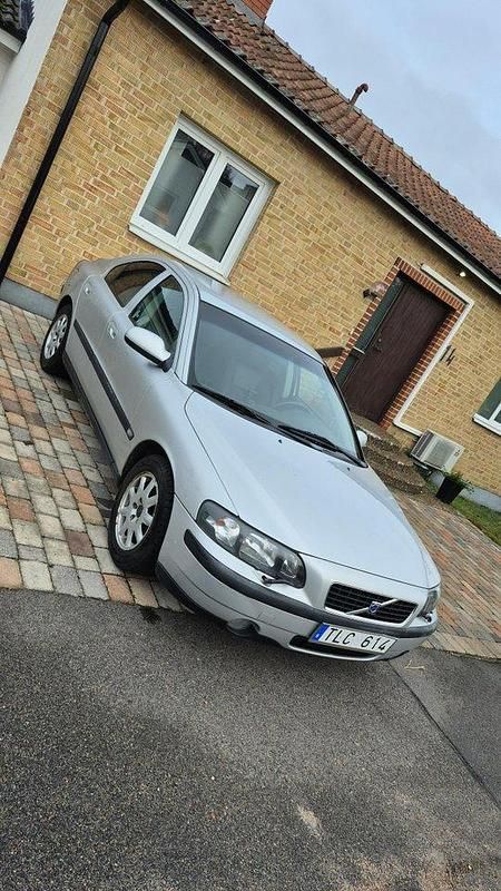 Grå Begagnad 2002 Volvo S60 Business Edition Sedan | 20 000 kr (Superpris) - Bild 1/3