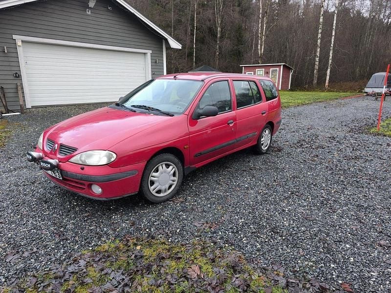 Röd Begagnad 2001 Renault Mégane GrandTour Authentique Kombi | 19 900 kr - Bild 1/4