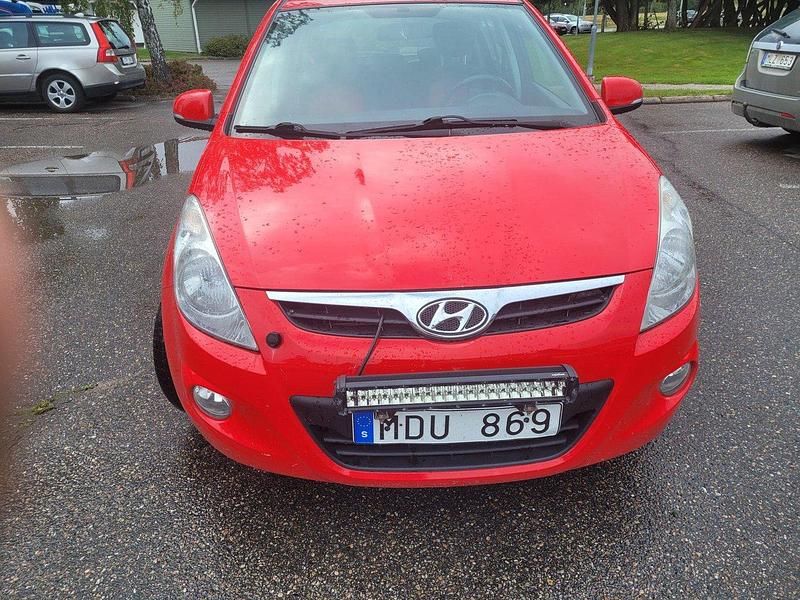 Röd Begagnad 2012 Hyundai i20 Premium Halvkombi | 52 000 kr (Marknadspris) - Bild 1/4