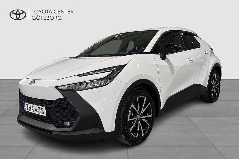 Vit Begagnad 2024 Toyota C-HR Style SUV | 339 900 kr (Marknadspris) - Bild 1/3