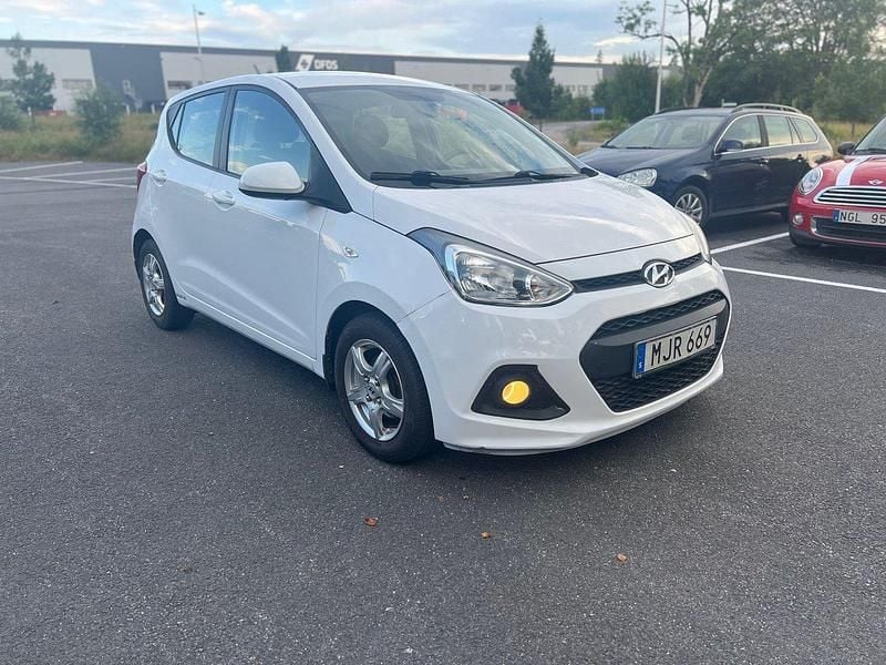 Vit Begagnad 2015 Hyundai i10 Halvkombi | 69 900 kr (Bra pris) - Bild 1/4