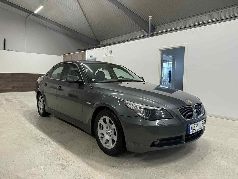 Grå Begagnad 2006 BMW 523 Sedan | 79 900 kr (Marknadspris) - Bild 1/4