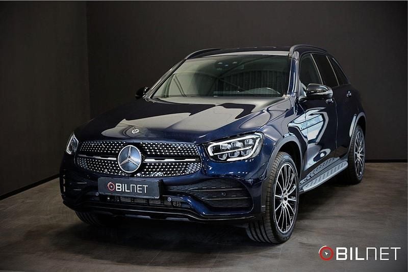 Mörkblå (blå) Begagnad 2021 Mercedes GLC300e AMG line SUV | 419 900 kr (Marknadspris) - Bild 1/4