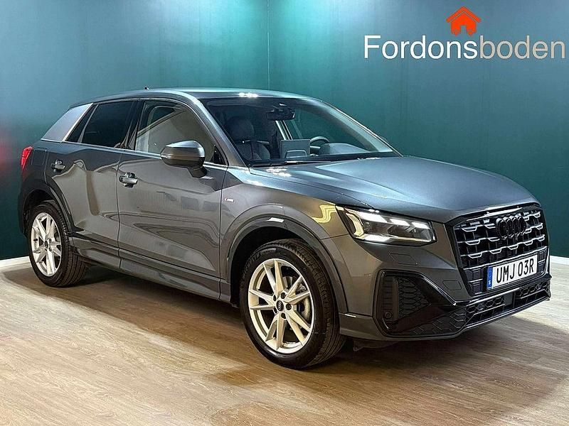 Grå Begagnad 2024 Audi Q2 S-Line SUV | 314 900 kr (Marknadspris) - Bild 1/4