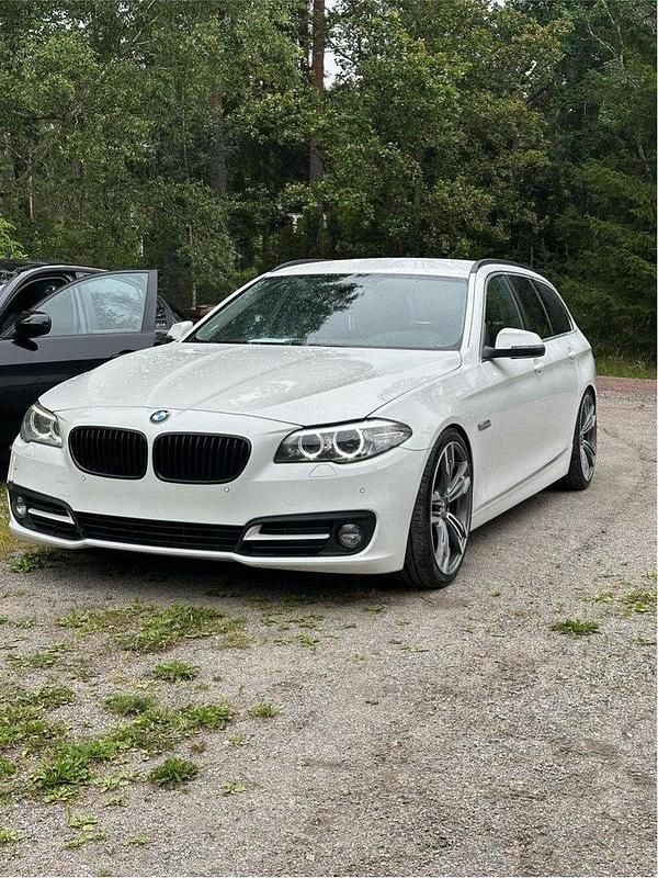 Vit Begagnad 2014 BMW 520 Kombi | 85 000 kr (Superpris) - Bild 1/4