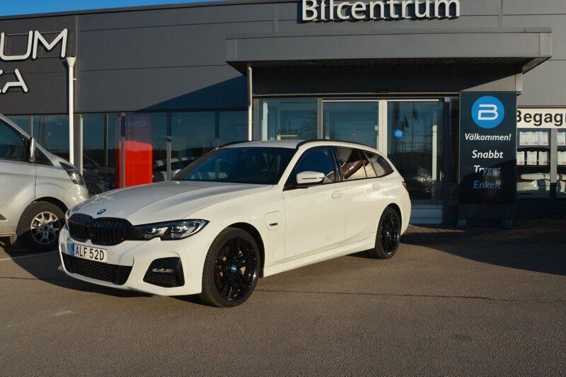 Vit Begagnad 2021 BMW 330e M Sport Kombi | 314 900 kr (Marknadspris) - Bild 1/4