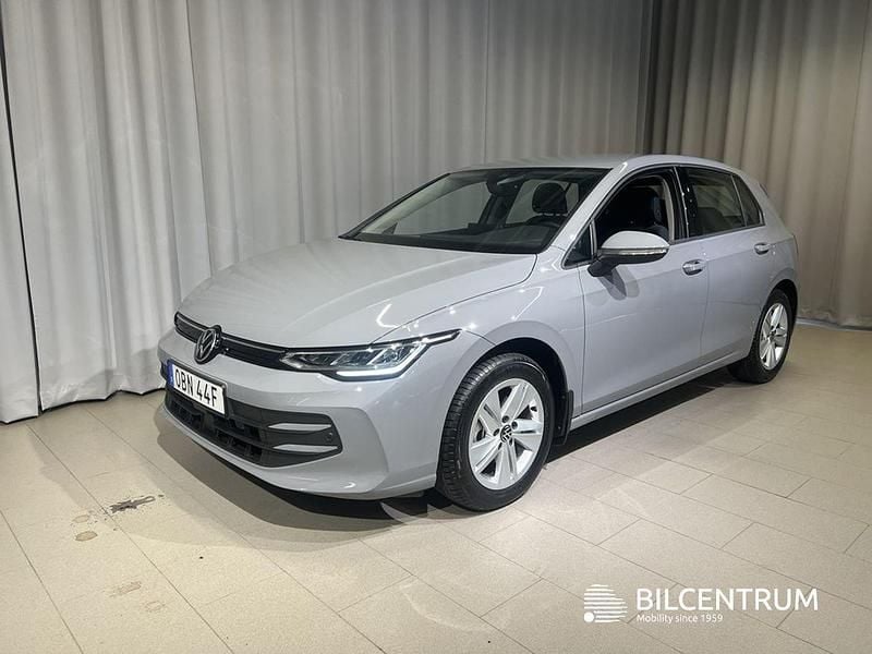 Grå Begagnad 2025 VW Golf VIII Life Halvkombi | 299 900 kr (Superpris) - Bild 1/4