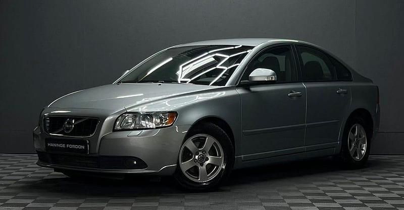 Silver Begagnad 2012 Volvo S40 Momentum Sedan | 49 900 kr (Marknadspris) - Bild 1/4