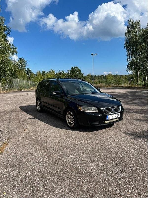 Svart Begagnad 2009 Volvo V50 Kinetic Kombi | 25 000 kr (Marknadspris) - Bild 1/4