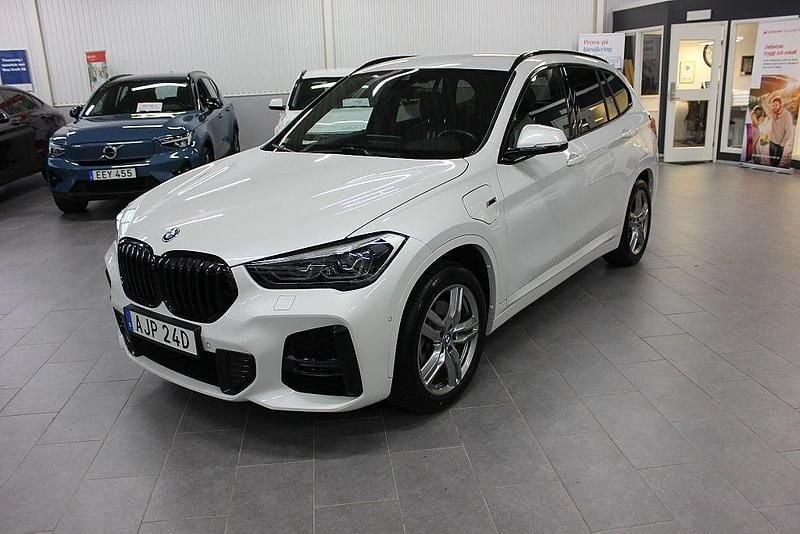 Vit Begagnad 2022 BMW X1 M Sport SUV | 349 500 kr (Dyr) - Bild 1/4