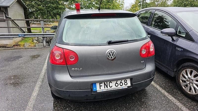 Grå Begagnad 2007 VW Golf V Trendline Halvkombi | 10 000 kr (Bra pris) - Bild 1/1