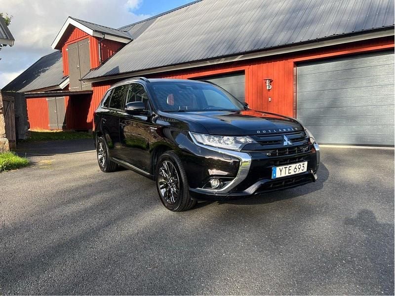 Svart Begagnad 2018 Mitsubishi Outlander P-HEV Edition SUV | 168 900 kr (Marknadspris) - Bild 1/4