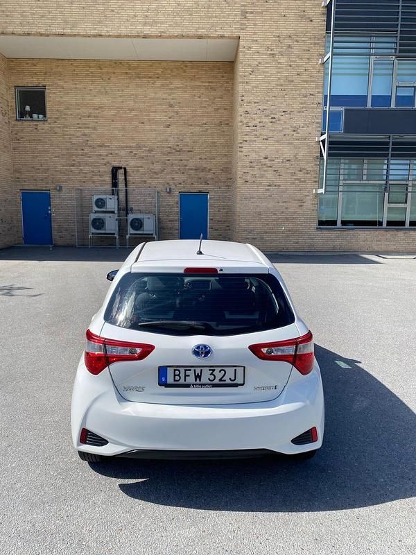 Begagnad Toyota Yaris Hybrid 101 HK (74 kW) 2020