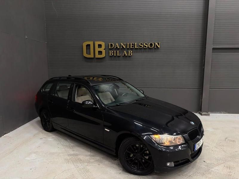 Svart Begagnad 2009 BMW 320 Kombi | 69 800 kr (Marknadspris) - Bild 1/4