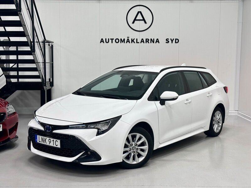 Vit Begagnad 2023 Toyota Corolla Active Kombi | 269 900 kr (Marknadspris) - Bild 1/4