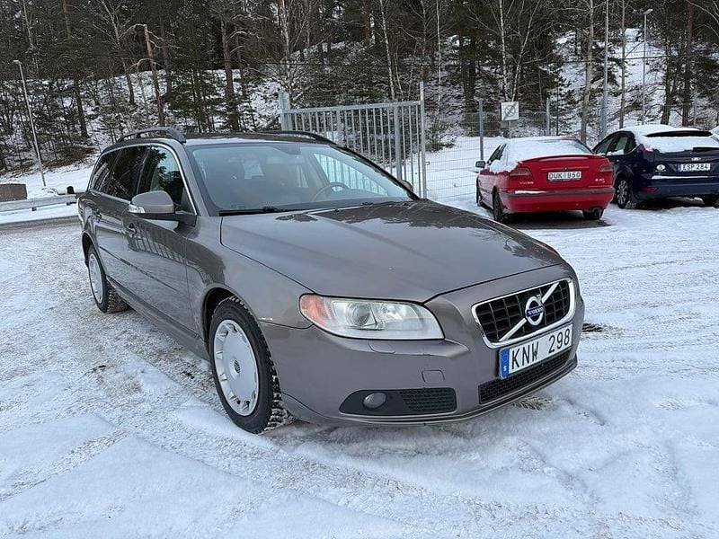 Begagnad Volvo V70 Momentum 175 HK (128 kW) 2009 Grå Kombi