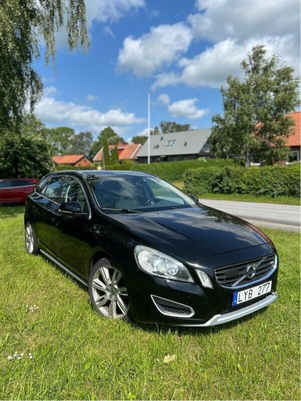 Svart Begagnad 2012 Volvo V60 Summum Kombi | 105 000 kr (Marknadspris) - Bild 1/3