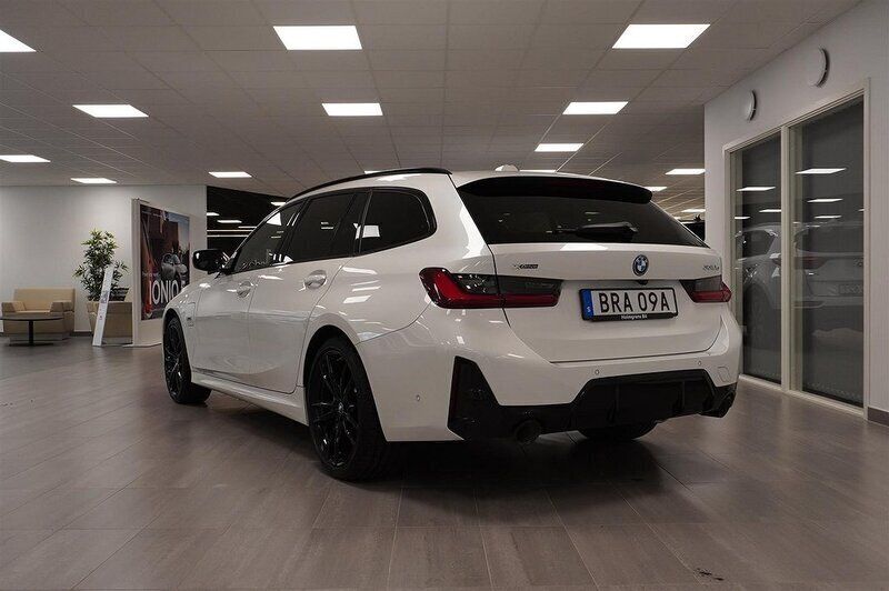 Begagnad BMW 330e M Sport 292 HK (214 kW) 2022 Vit Kombi