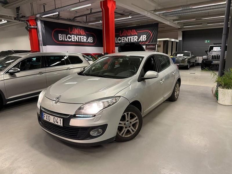 Silver metallic Begagnad 2012 Renault Mégane III Halvkombi | 49 000 kr (Marknadspris) - Bild 1/4
