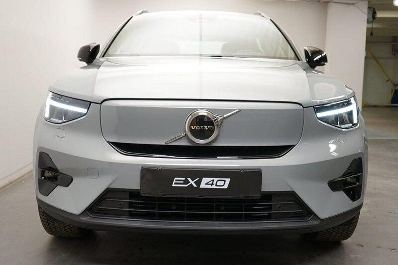 Grå Ny 2025 Volvo EX40 Plus SUV | 559 900 kr (Bra pris) - Bild 1/4