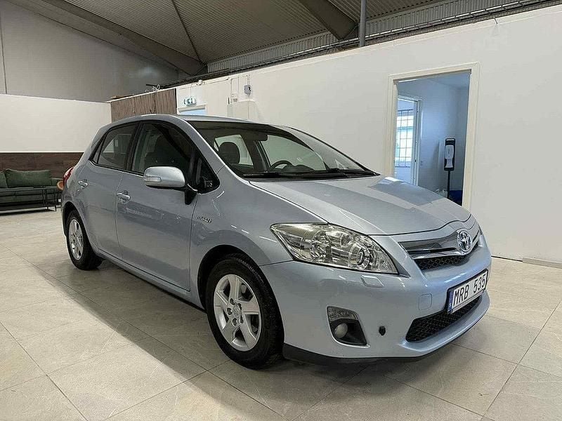 Ljusblå Begagnad 2011 Toyota Auris Hybrid Halvkombi | 89 900 kr (Marknadspris) - Bild 1/4