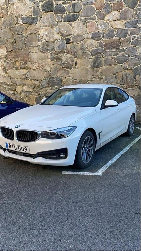 Vit Begagnad 2019 BMW 320 Gran Turismo Sport Line Halvkombi | 220 000 kr (Lite dyr) - Bild 1/1