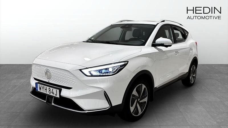 Vit (white) Begagnad 2023 MG ZS Luxury Sedan | 264 900 kr (Bra pris) - Bild 1/4