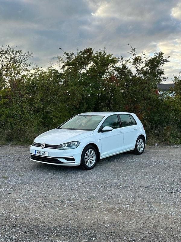 Vit Begagnad 2019 VW Golf VII Halvkombi | 115 000 kr (Bra pris) - Bild 1/4