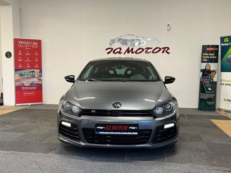 Grå Begagnad 2012 VW Scirocco R Sportkupé | 159 900 kr (Marknadspris) - Bild 1/4