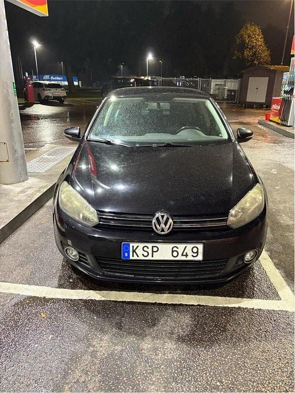 Svart Begagnad 2011 VW Golf Halvkombi | 50 000 kr (Marknadspris) - Bild 1/4