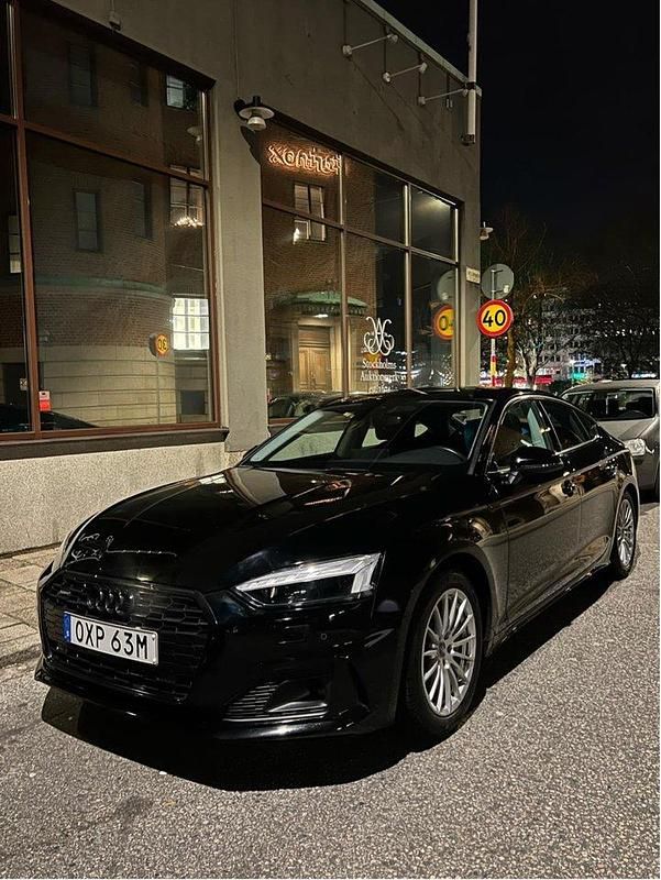 Svart Begagnad 2021 Audi A5 Sportback Comfort Halvkombi | 300 000 kr (Superpris) - Bild 1/4