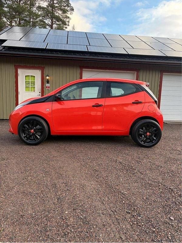 Orange Begagnad 2015 Toyota Aygo X-cite Halvkombi | 69 900 kr (Marknadspris) - Bild 1/4