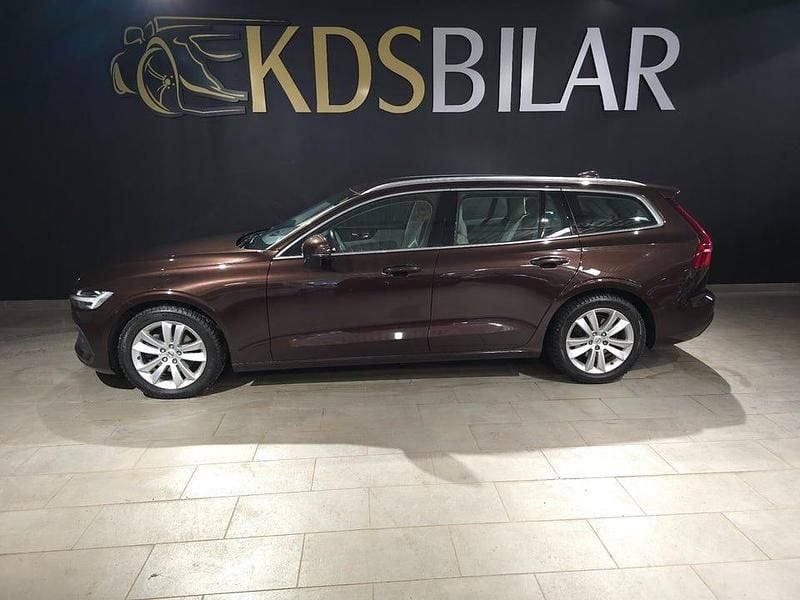 Mörkbrun Begagnad 2019 Volvo V60 Momentum Kombi | 239 500 kr (Bra pris) - Bild 1/4
