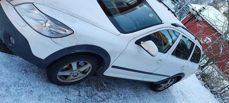 Begagnad Skoda Octavia Scout 140 HK (102 kW) 2012 Kombi