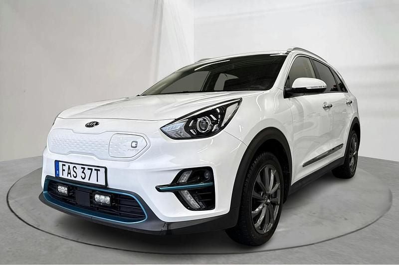 Vit Begagnad 2021 Kia e-Niro Advance SUV | 209 000 kr (Bra pris) - Bild 1/4