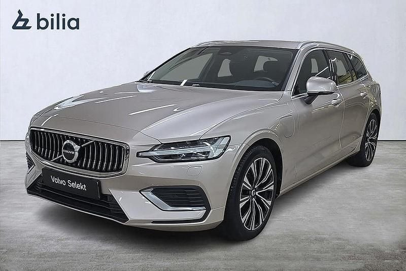Grå Begagnad 2023 Volvo V60 Core Kombi | 419 000 kr (Marknadspris) - Bild 1/3
